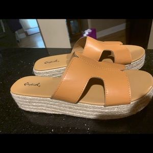 Qupid Beachie-O2X Cognac Single Band Slides